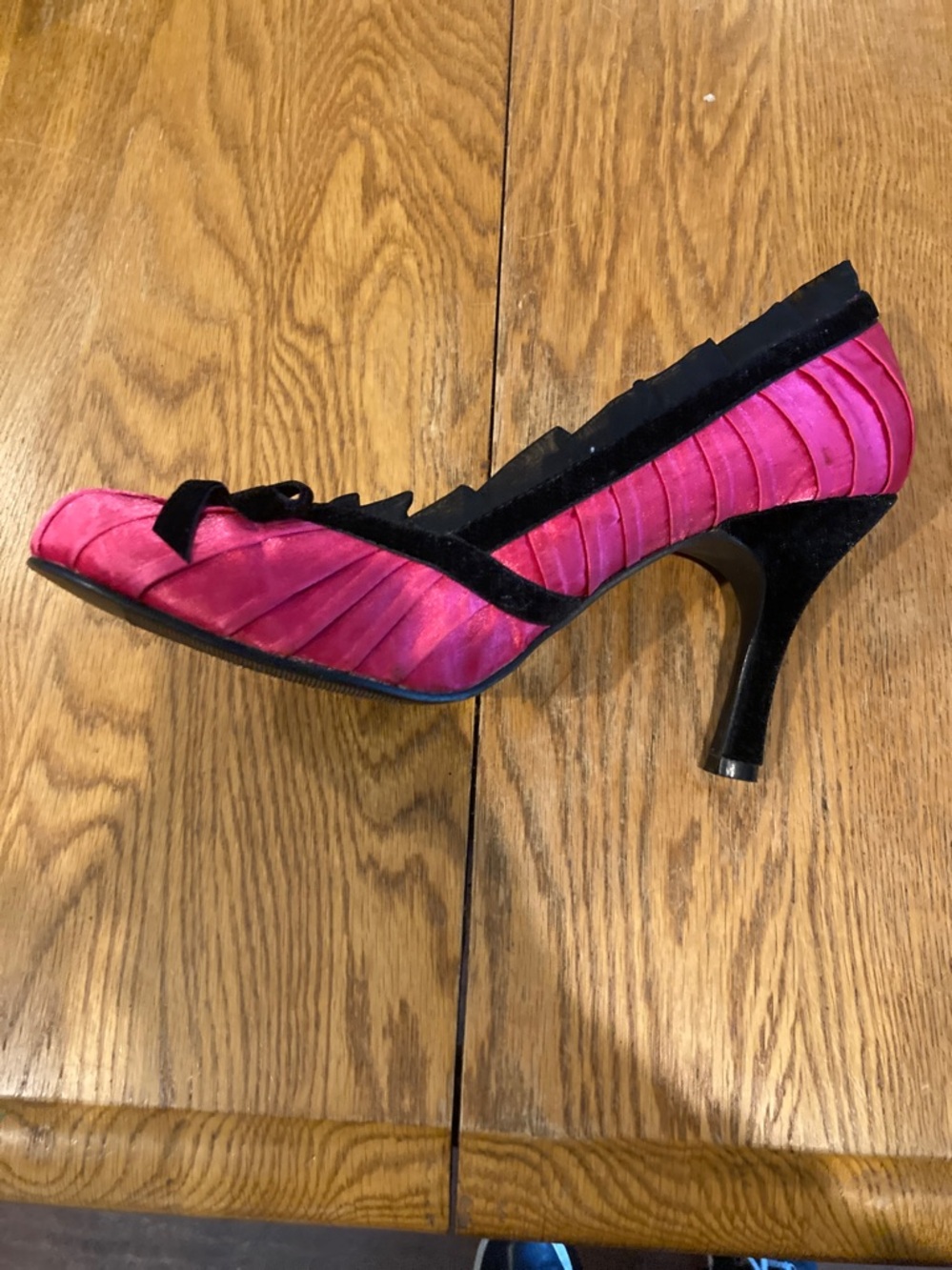 Delicious size 8.5 great condition pink lace and suede heels